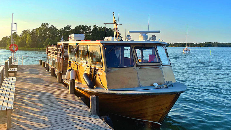 The passenger ferry "Gädda" from the front at the wooden pier.
